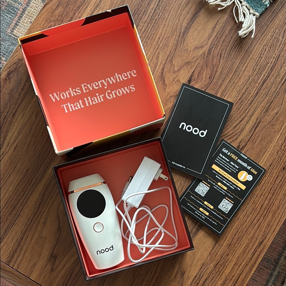 Nood Hair Removal Device in White and Black